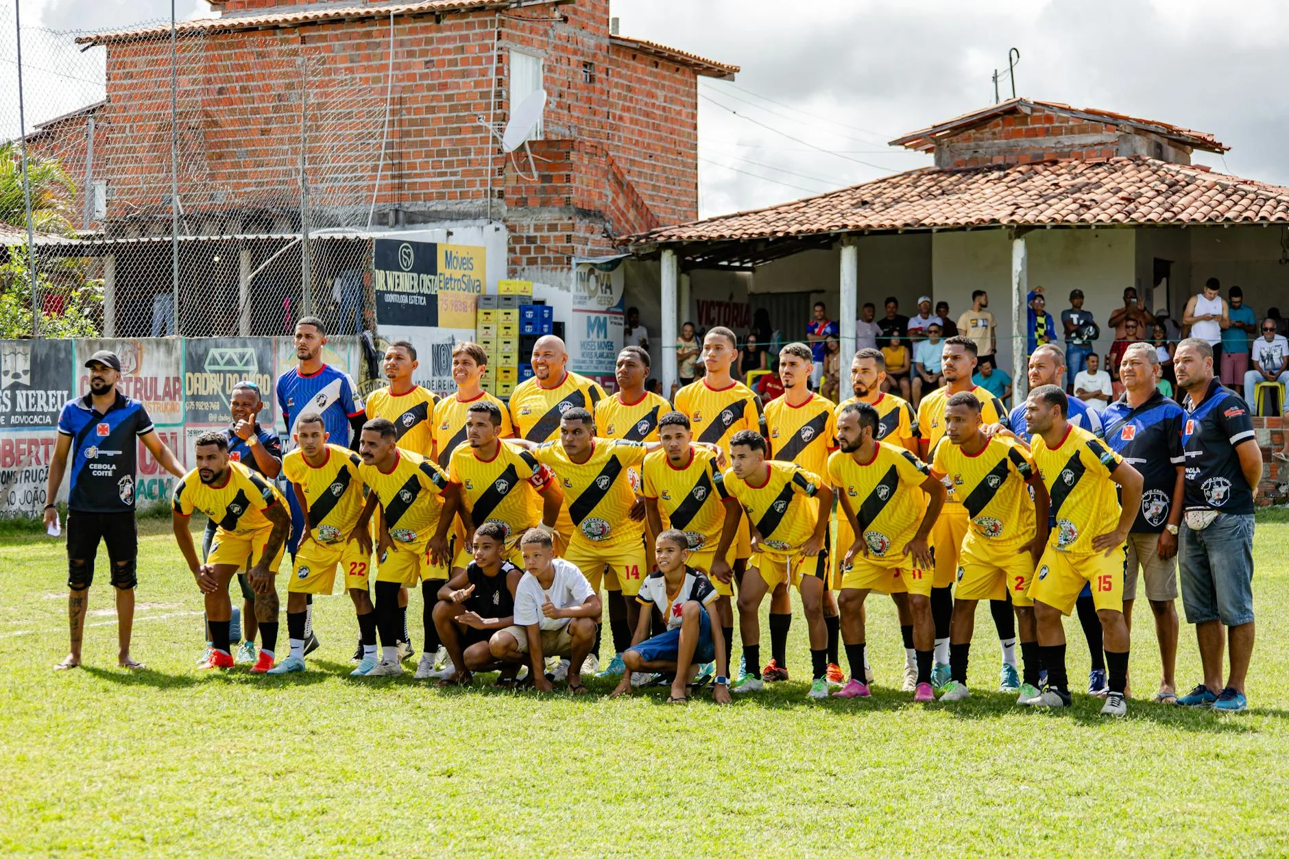 Cầu thủ Brazil áo vàng