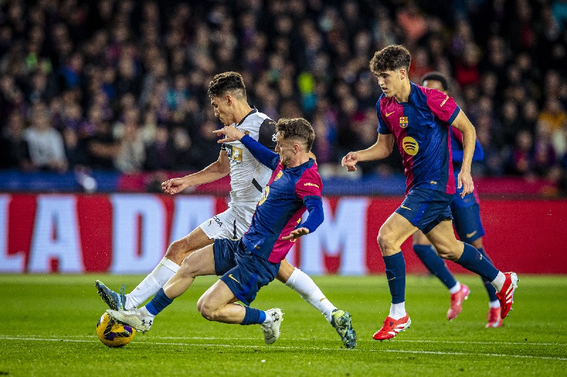 Valencia vs Barcelona đối đầu hấp dẫn