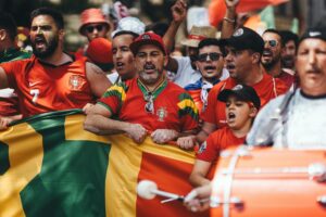 Cổ động viên Mexico cầm cờ trên khán đài World Cup