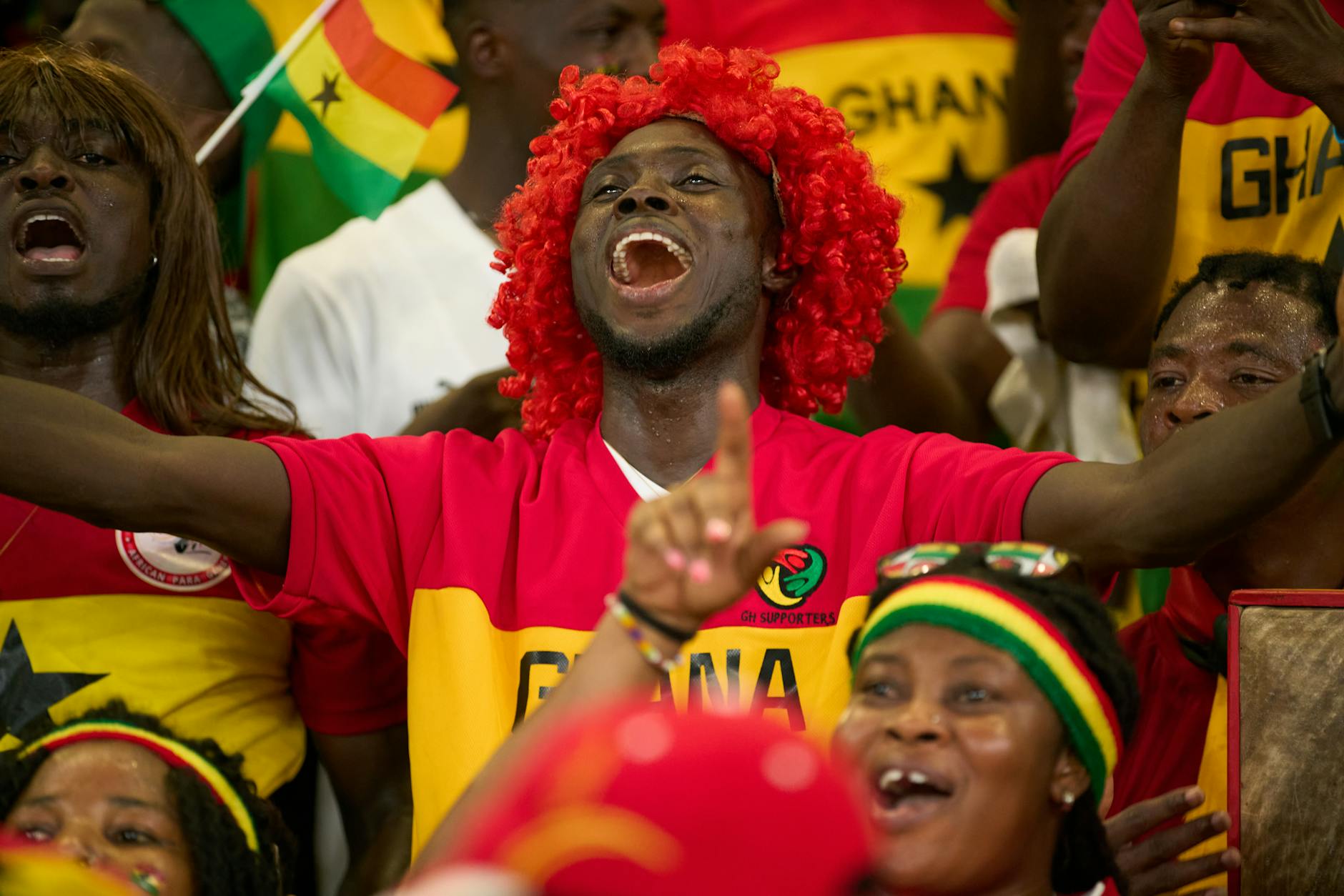 Cổ động viên Ghana áo vàng cổ vũ