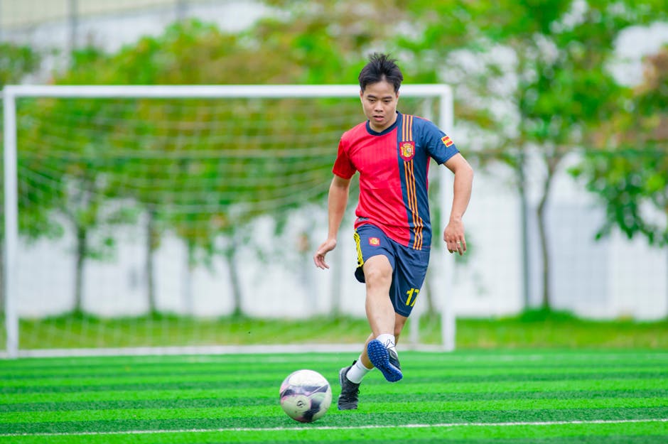 Cầu thủ tập luyện trên sân