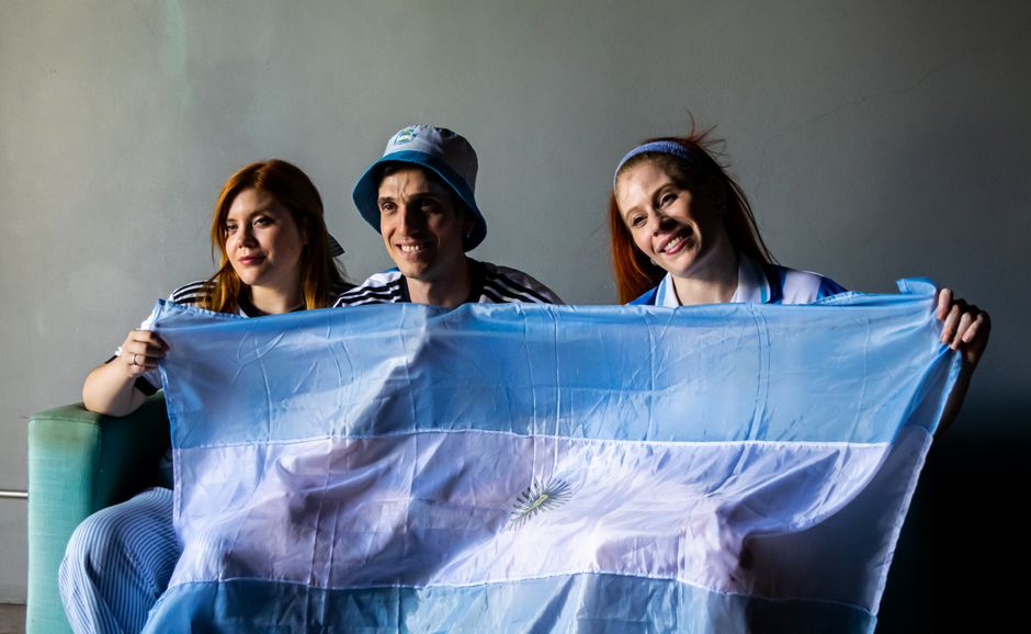 Cổ động viên Argentina cầm cờ ăn mừng