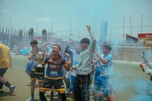 Cúp vô địch và khoảnh khắc đăng quang — biểu tượng trận chung kết World Cup.