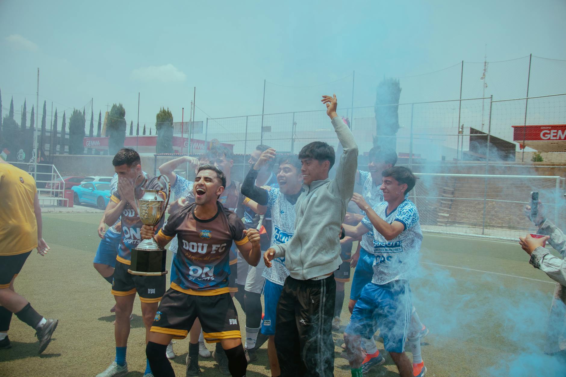 Cúp vô địch và khoảnh khắc đăng quang — biểu tượng trận chung kết World Cup.