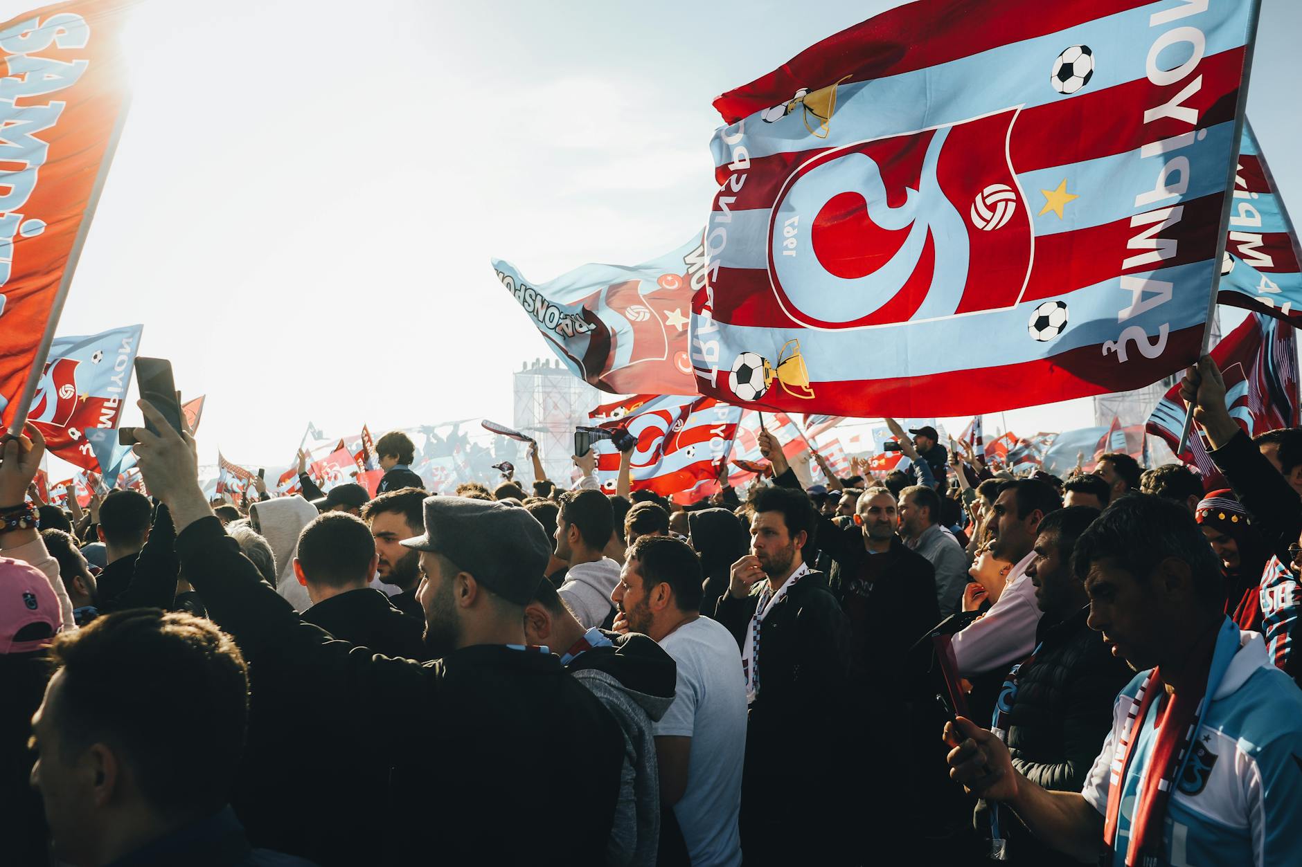Cổ động viên bóng đá ăn mừng cuồng nhiệt — tinh thần ngựa ô tại World Cup.