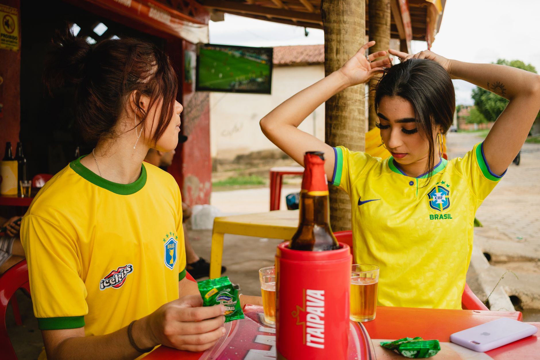 Cầu thủ tuyển Brazil áo vàng tại sân World Cup